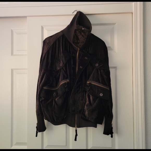 Super soft velvet jacket with versatile zippers. - Picture 2 of 11